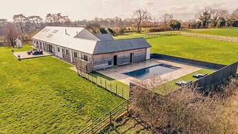Luxury Cotswolds Estate with Pool