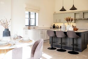 Luxury Cotswolds Estate with Pool