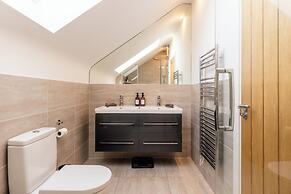 Luxury Cotswolds Estate with Pool