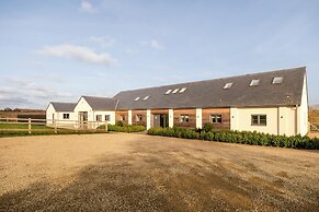 Luxury Cotswolds Estate with Pool
