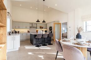 Luxury Cotswolds Estate with Pool