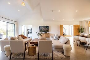 Luxury Cotswolds Estate with Pool