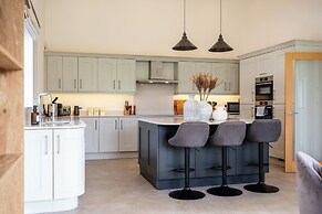 Luxury Cotswolds Estate with Pool
