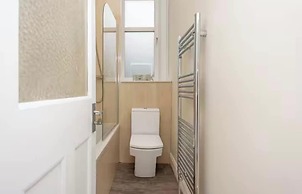 2-bed Apartment in Morningside - by Holiday Homes