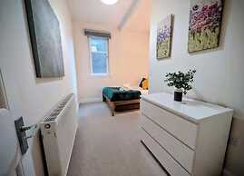 2-bed Apartment in Morningside - by Holiday Homes
