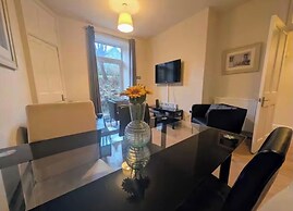 2-bed Apartment in Morningside - by Holiday Homes