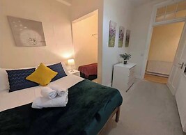 2-bed Apartment in Morningside - by Holiday Homes