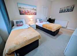 2-bed Apartment in Morningside - by Holiday Homes
