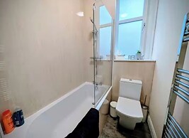 2-bed Apartment in Morningside - by Holiday Homes