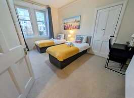 2-bed Apartment in Morningside - by Holiday Homes