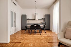 Elegant Flats near Guastalla Gardens