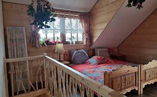 Comfortable Apartment, 2 Levels, Close to Beach