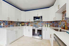Spanish Style Home With Lake View, Fire pit and Wifi