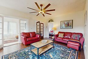 Spanish Style Home With Lake View, Fire pit and Wifi
