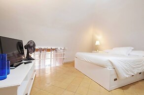 Renoir Small Loft on Giulia Street