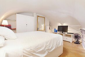 Renoir Small Loft on Giulia Street