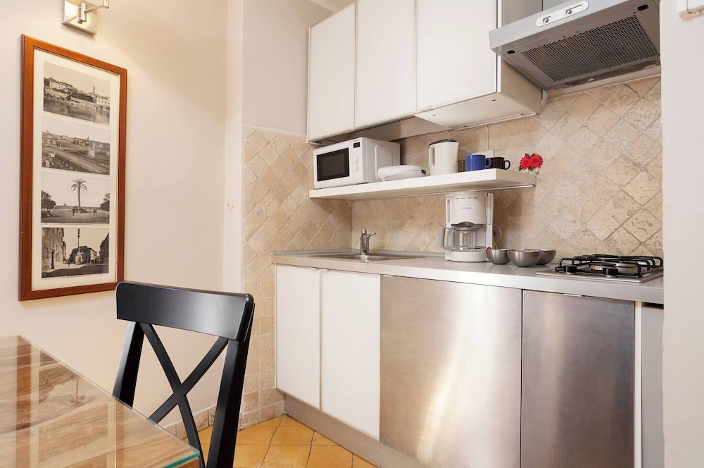 Renoir Small Loft on Giulia Street