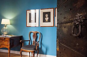 Picasso Large apt Antiques and Charm on Giulia Street