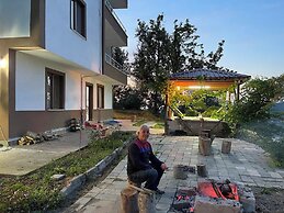 Hayrat apart