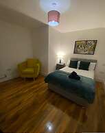Stylish 2BR Serviced Apartment in Bedford Centre 4