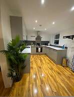 Stylish 2BR Serviced Apartment in Bedford Centre 4