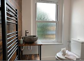 Stylish 2BR Serviced Apartment in Bedford Centre 4