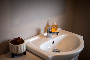Buckingham House Modern Coastal 3BR Stay