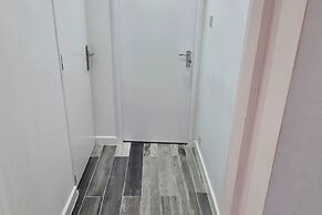 Central 1 Bed Apartment - Sleeps 2 With Wifi