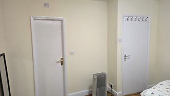 Central 1 Bed Apartment - Sleeps 2 With Wifi