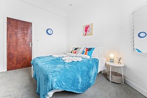 2 Double Beds - Sleeps 4 - Parking - Wifi