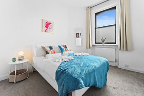 2 Double Beds - Sleeps 4 - Parking - Wifi