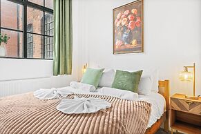 2 Double Beds - Sleeps 4 - Parking - Wifi