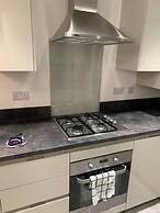 House- Sleeps 6 & Free Parking