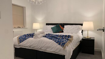 House- Sleeps 6 & Free Parking
