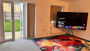 House- Sleeps 6 & Free Parking