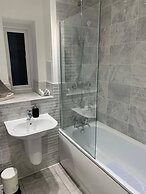 House- Sleeps 6 & Free Parking