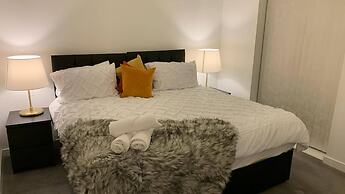 House- Sleeps 6 & Free Parking