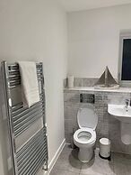 House- Sleeps 6 & Free Parking