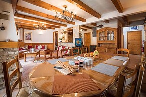 Chalet in La Tania Near Ski Slopes
