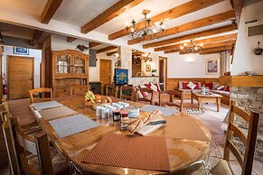 Chalet in La Tania Near Ski Slopes