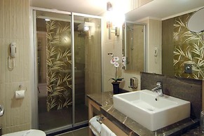 Ambassador Plaza Hotel