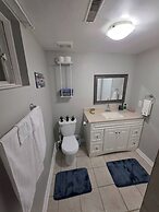 Bright & Cozy 2-bedroom Main Floor Suite