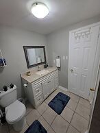 Bright & Cozy 2-bedroom Main Floor Suite
