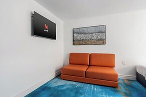 Plush Hotel