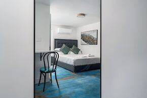 Plush Hotel