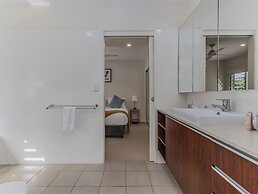 Macadamia Ocean Escape
