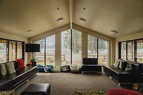 Lakes Edge Lodge