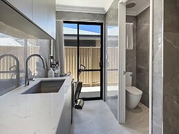 Spacious 4 bed Home With Open Plan Living