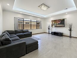 Spacious 4 bed Home With Open Plan Living