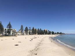 Stylish 2-bed With Terrace, 3-min Walk to Beach